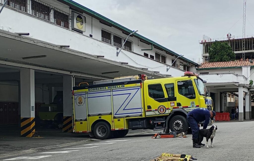 Esmeralda en la estación de bomberos Imagen En Medellín hay una almojábana peluda Esmeralda 5