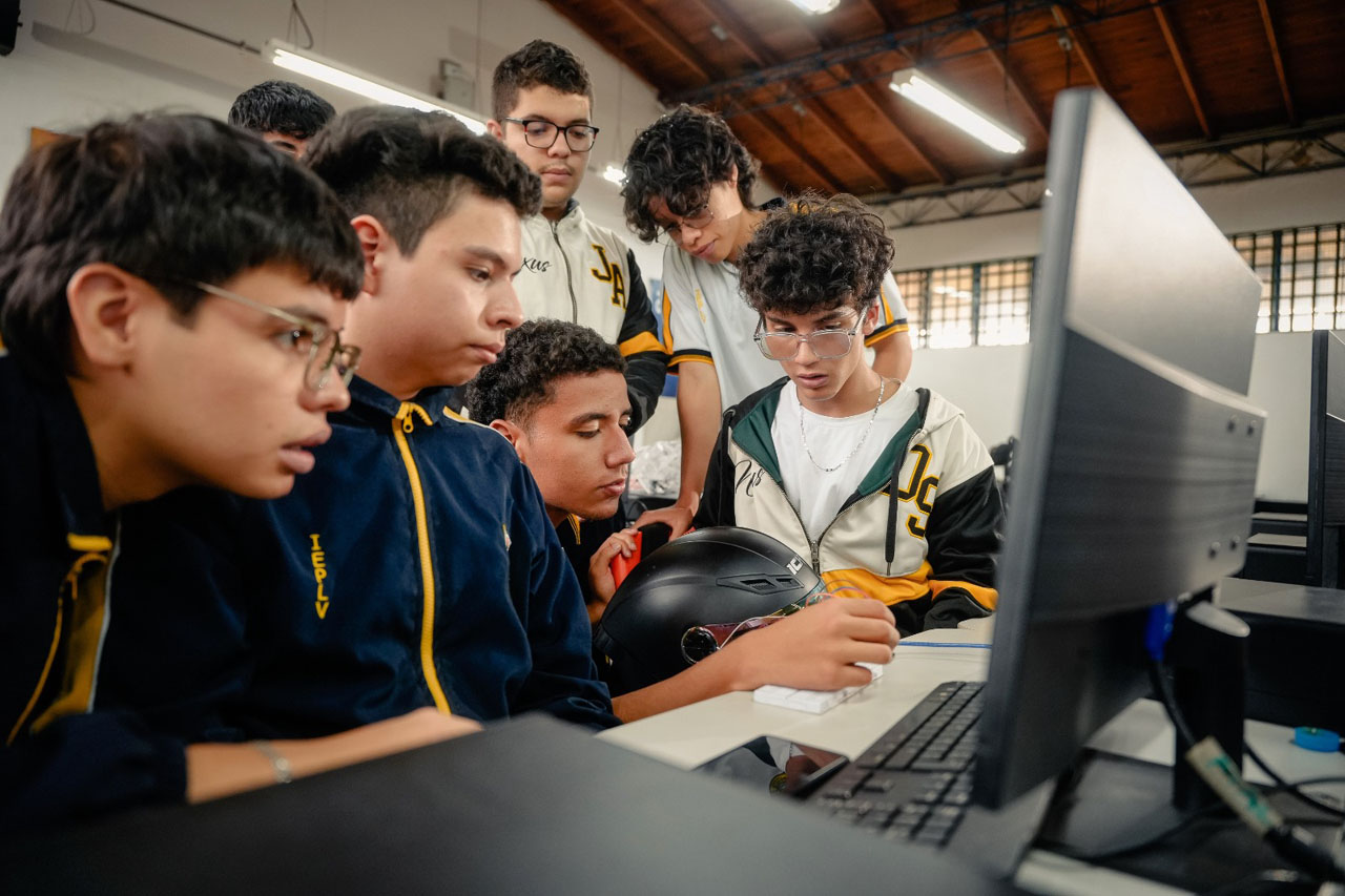 Imagen Estudiantes de Medellín desarrollan un casco inteligente (2)