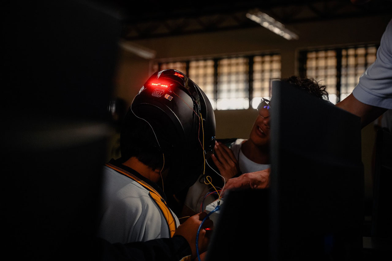 Imagen Estudiantes de Medellín desarrollan un casco inteligente (4)
