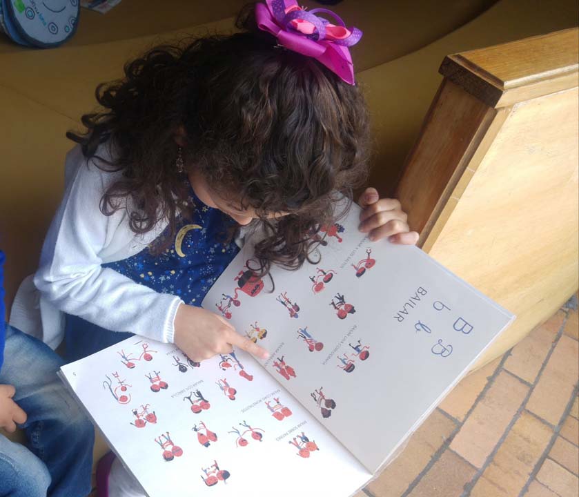 María José con libro Imagen María José pequeña 1