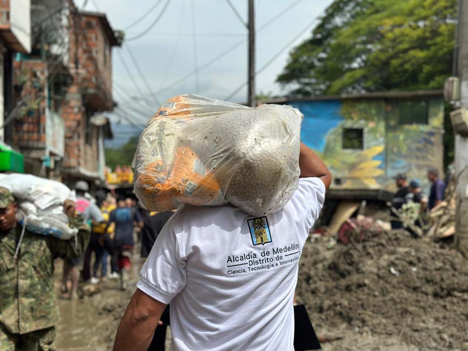 Imagen Medellín acompaña a 279 familias con 450 ayudas y atención en salud (1)