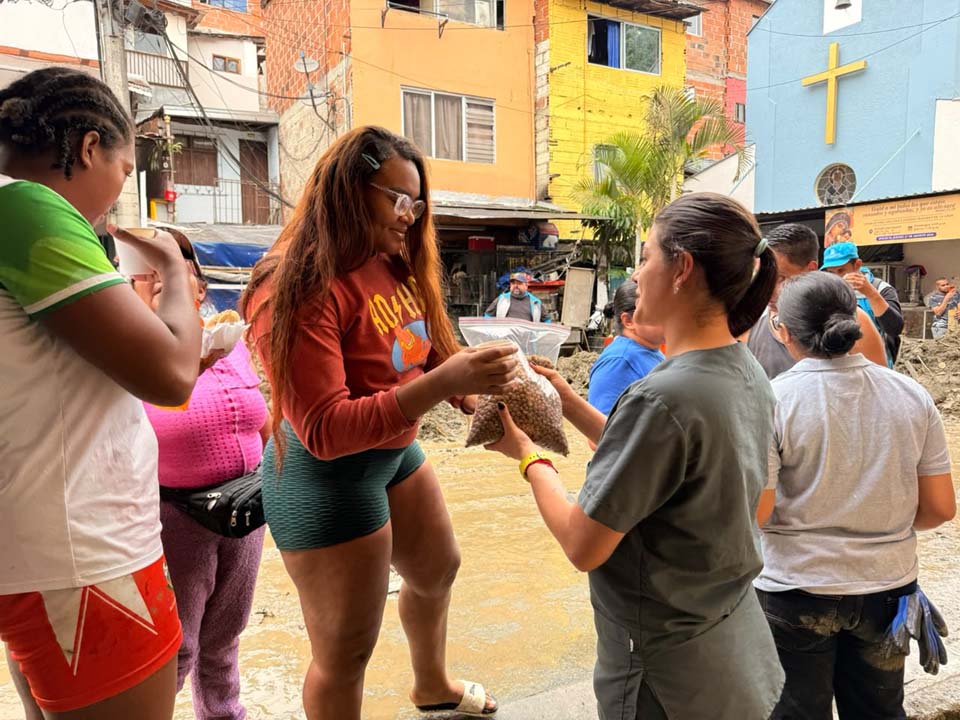 Imagen Medellín acompaña a 279 familias con 450 ayudas y atención en salud (1)