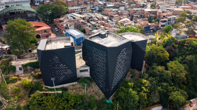Imagen Parque Biblioteca Santo Domingo Savio (1)