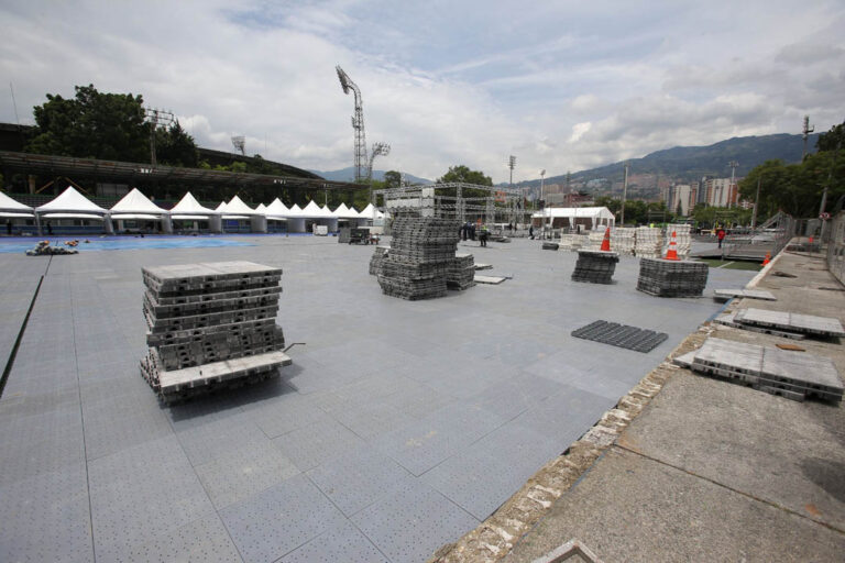 Imagen de instalación de escenarios para evento en el sector del Estadio Atanasio Girardot