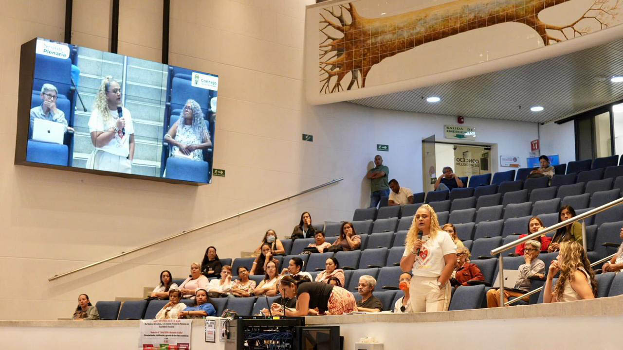 Imagen de la intervención de una mujer en el Concejo de Medellín