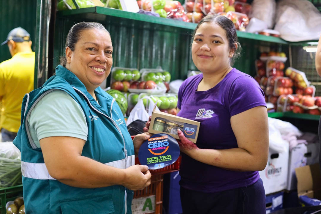 Imagen de mujer comerciante de la plaza con una funcionaria