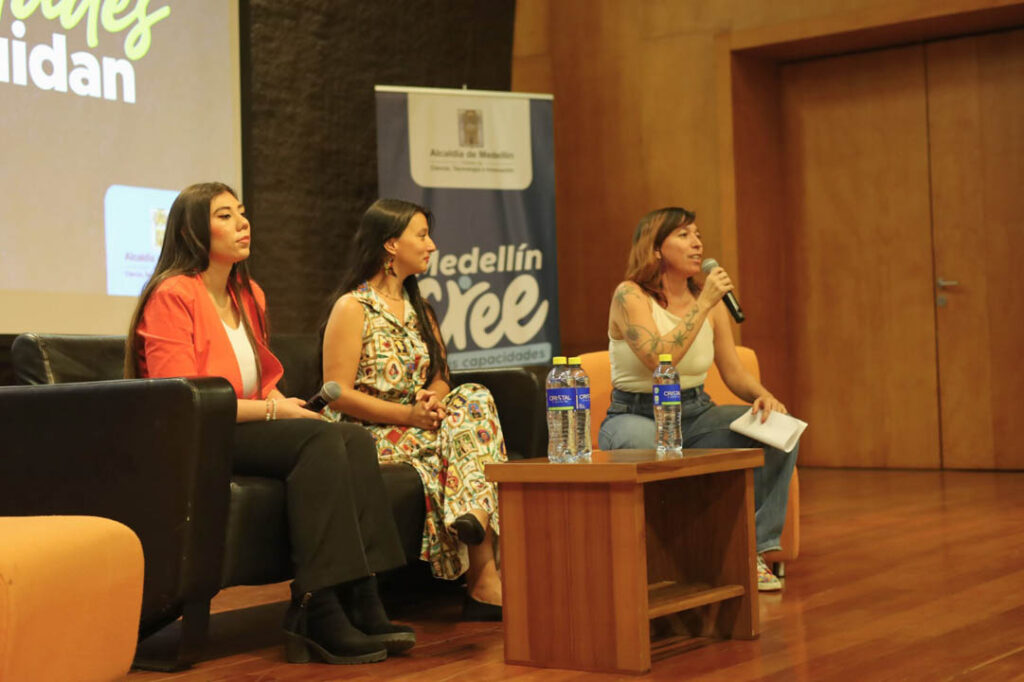 Imagen de panelistas de un evento