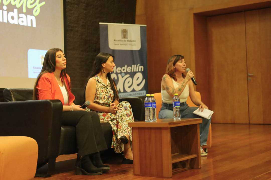 Imagen de panelistas de un evento