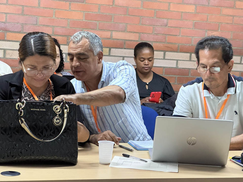 Imagen de personas en un computador