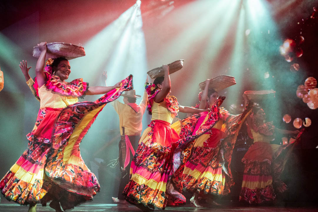 Imagen de presentación de bailarinas tradicionales