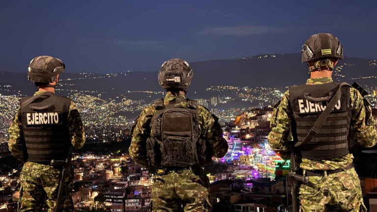 Imagen de tres militares patrullando la ciudad