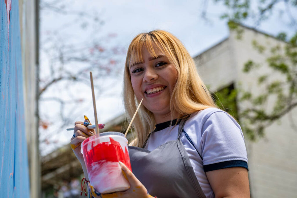 Imagen de una jovencita pintando