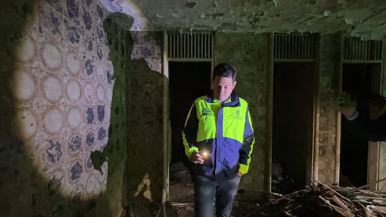 Imagen demolición de una casa vinculada a Pablo Escobar (2)