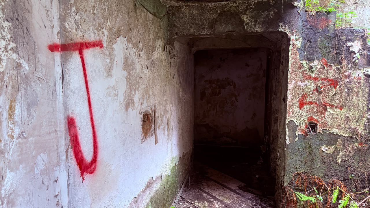 Imagen demolición de una casa vinculada a Pablo Escobar (2)