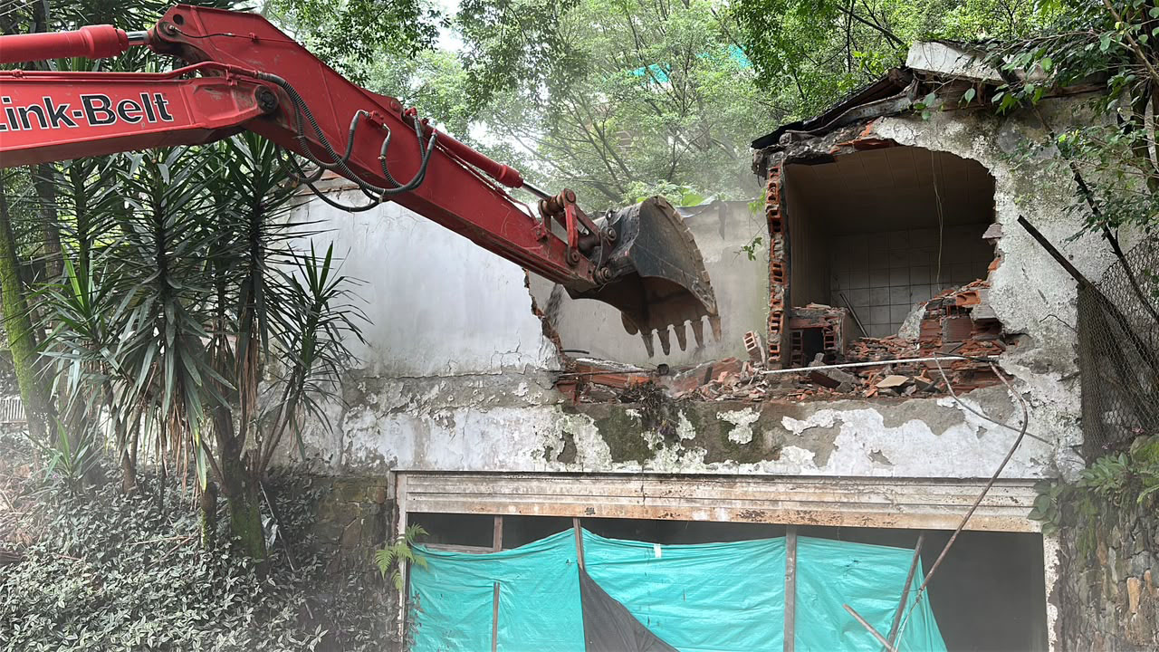 Imagen demolición de una casa vinculada a Pablo Escobar (5)