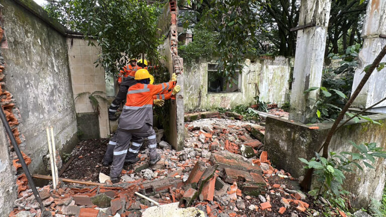 Imagen demolición de una casa vinculada a Pablo Escobar (6)