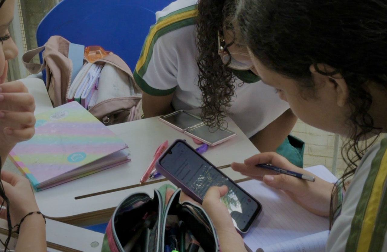Imagen estudiantes de Medellín se forman para navegar de forma segura en internet (2)