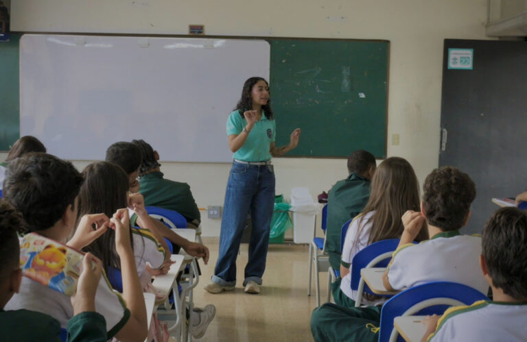 Imagen estudiantes de Medellín se forman para navegar de forma segura en internet (3)