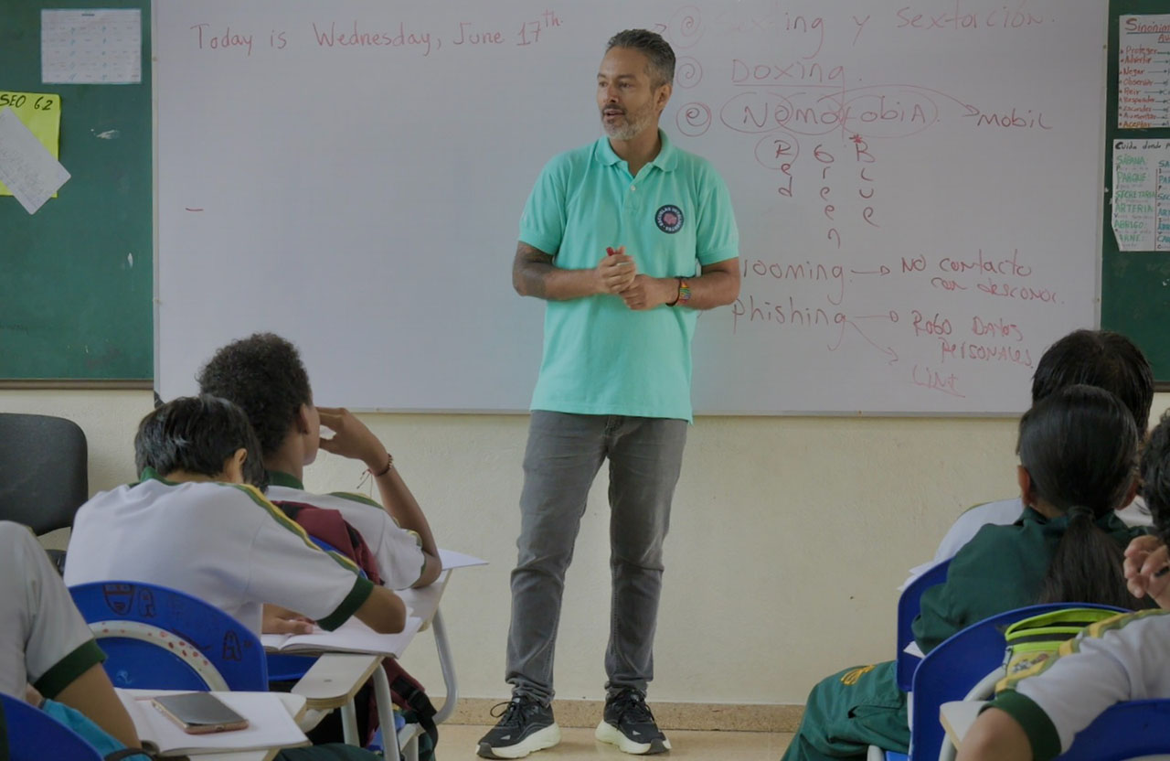 Estudiantes de Medellín se forman para navegar de forma segura en internet Imagen estudiantes de Medellín se forman para navegar de forma segura en internet (4)