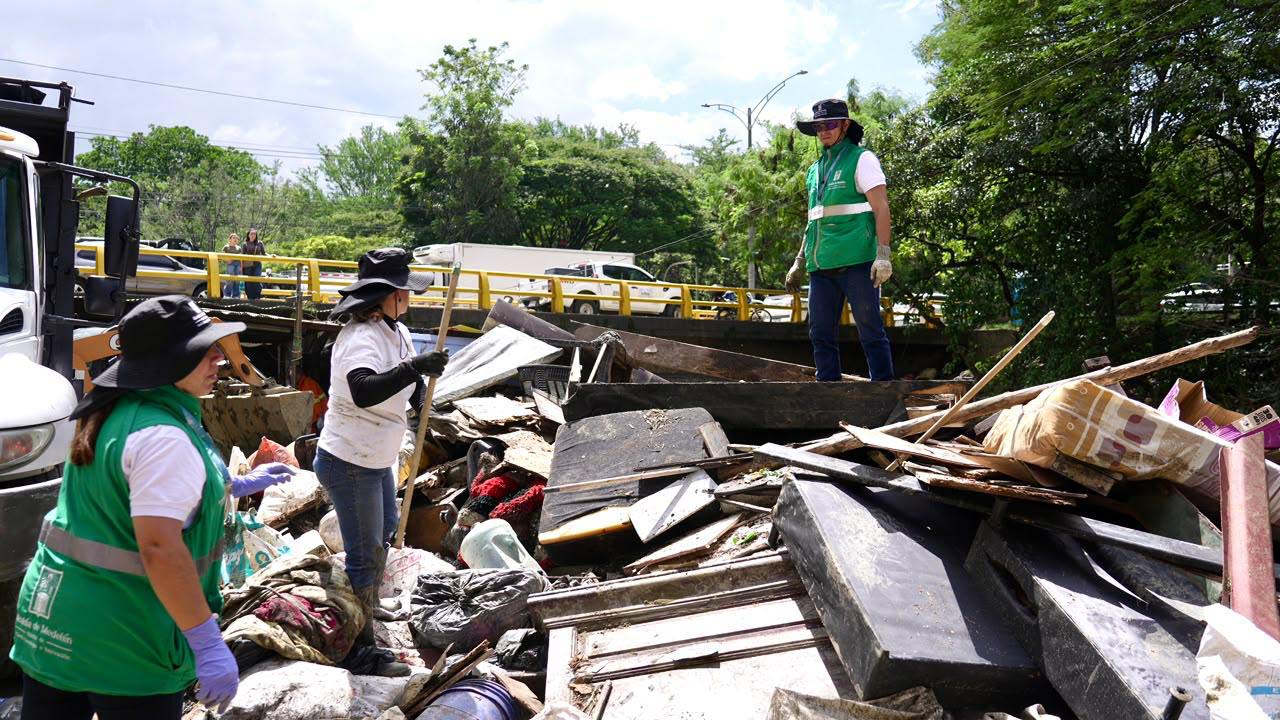 Imagen más de 800 ayudas, la Alcaldía de Medellín ha atendido a 330 familias afectadas por las lluvias (1)