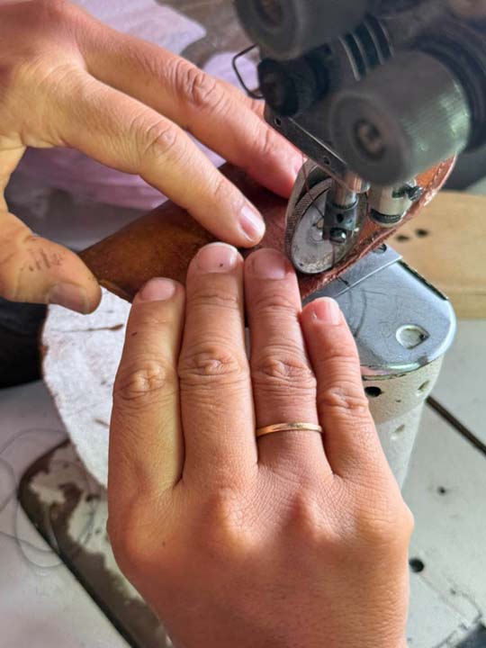 Imagen manos tejiendo