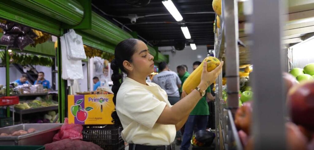 Darling con una papaya Darling con una papaya