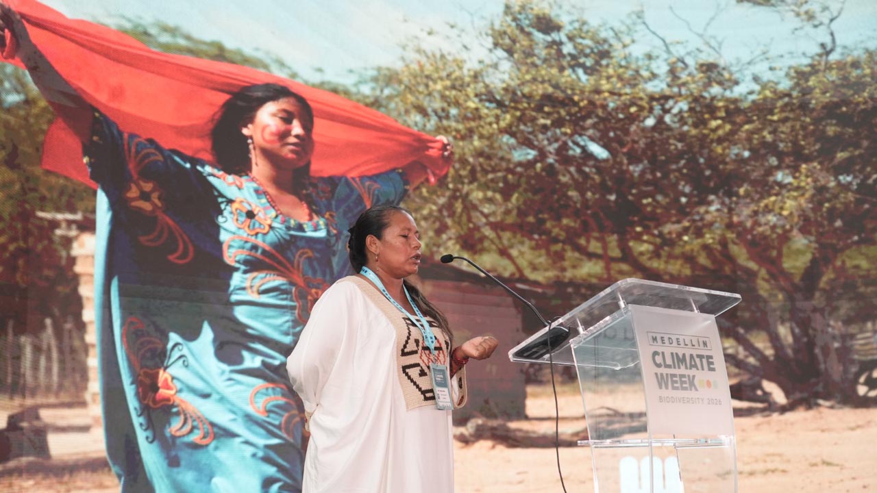 Isabel María Uriana, lideresa wayuu, exponiendo en Climate Week Biodiversity 2026 acerca de la importancia de cuidar el agua. Isabel María Uriana, lideresa wayuu, exponiendo en Climate Week Biodiversity 2026 acerca de la importancia de cuidar el agua.