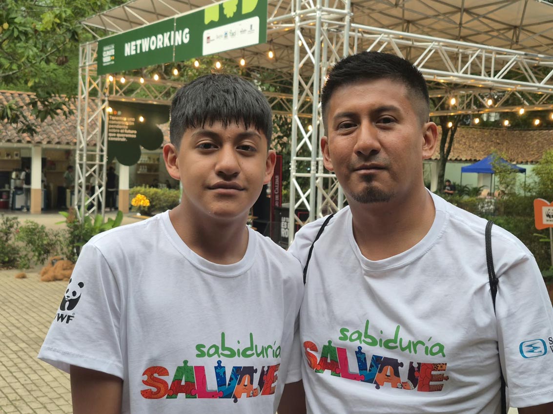 Johan Emmanuel Jojoa, ganador del primer puesto del concurso Sabiduría Salvaje 2026, y su padre, Diego Jojoa, llegaron a Medellín desde Sibundoy, Putumayo.