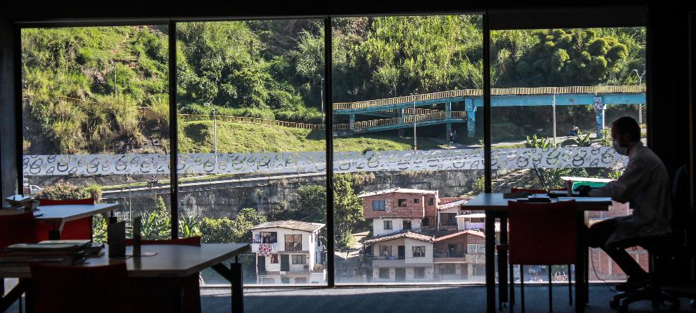 Las bibliotecas públicas de Medellín amplían sus horarios y reanudan actividades presenciales con aforo controlado