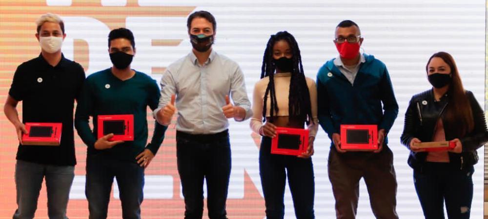 La Alcaldía de Medellín entrega 2.400 tabletas para impulsar el aprendizaje especializado en el Valle del Software
