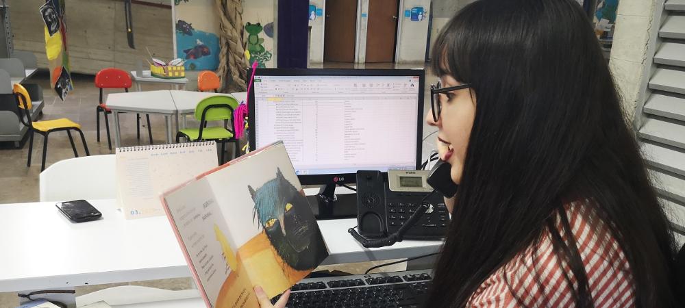 Con maratón de lecturas telefónicas y poemas para el personal médico, Medellín celebra el Día del Idioma