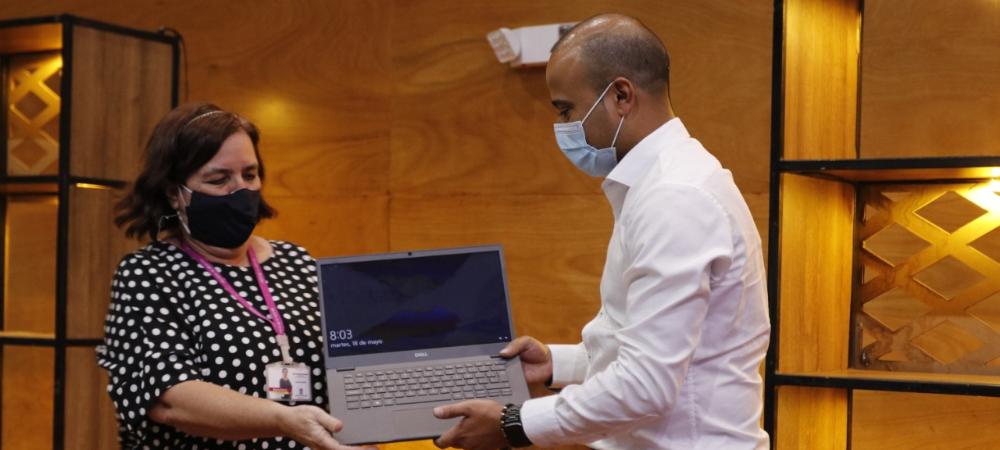 Para facilitar su labor social, 147 ediles y edilas de la ciudad ya tienen computador