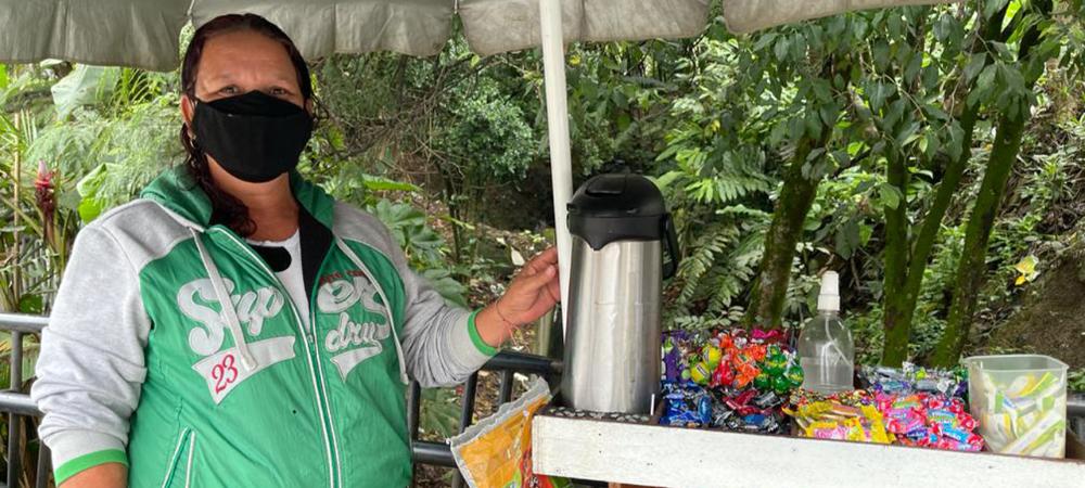 Maidé Vallejo, es la mujer encargada de tenerle tinto caliente a las personas que llegan a trabajar en la estación Doce de Octubre del Metrocable Picacho