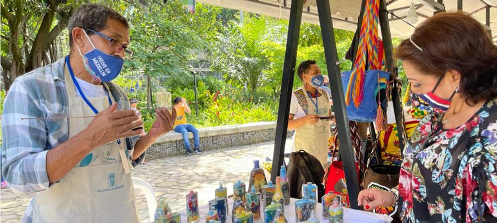 No hay pinceles ni pintura. Hay arena