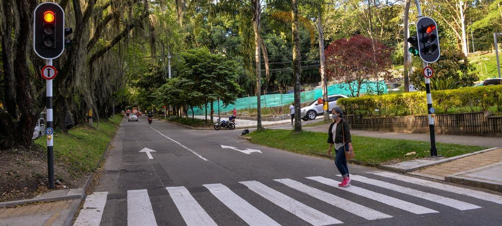 Medellín cuenta con seis nuevos cruces semafóricos y otros sesenta complementos peatonales