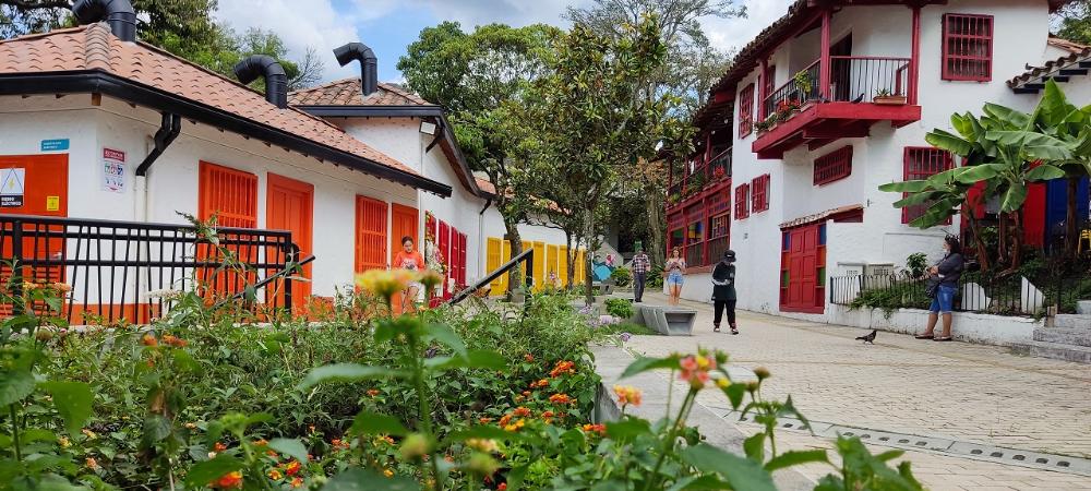 Con nuevo mirador y locales comerciales, el Pueblito Paisa reabre sus puertas