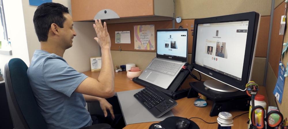 La Alcaldía de Medellín cuenta con interpretación de señas en línea para orientar trámites de ciudadanos con discapacidad auditiva