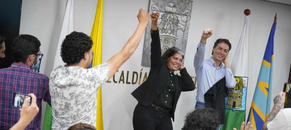 Medellín izó la bandera de la comunidad sorda en el Día Internacional de las Lenguas de Señas
