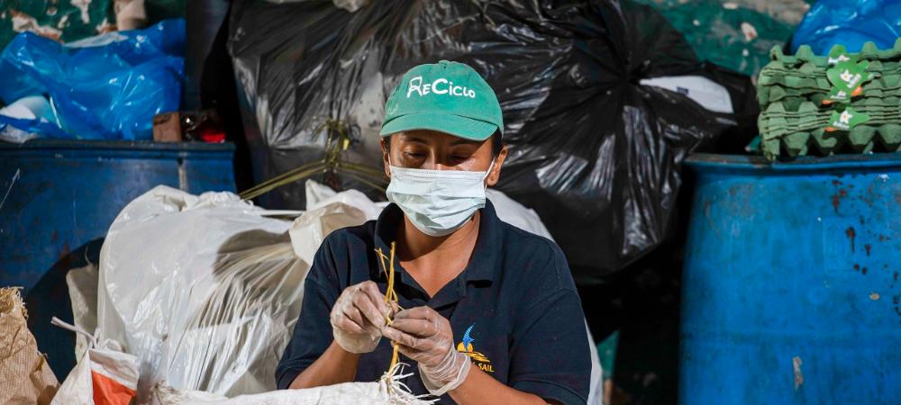La Alcaldía de Medellín y ONG internacional apoyan a recicladores de oficio para mejorar sus condiciones laborales