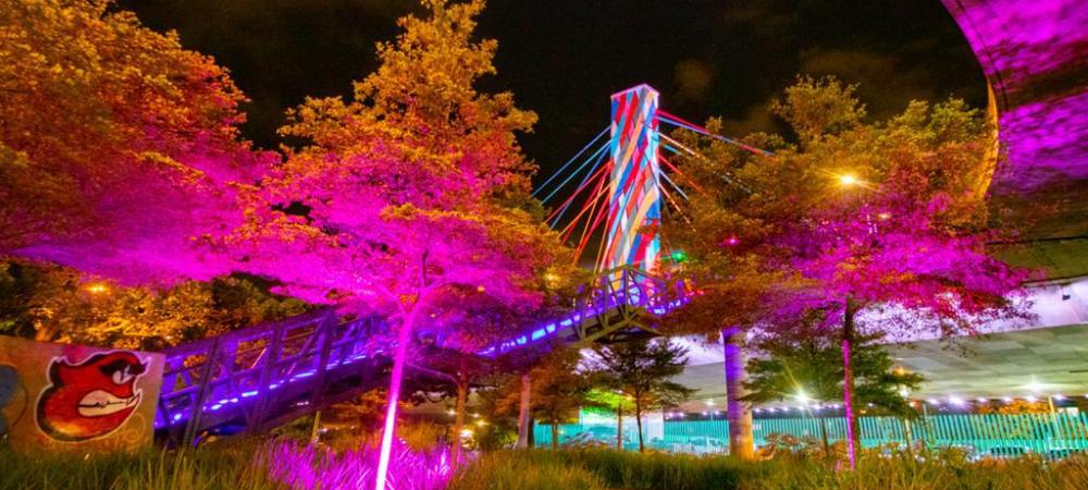 Fue entregada oficialmente la intervención artística del Puente de la 4 Sur que enaltece la tradición textilera de Medellín