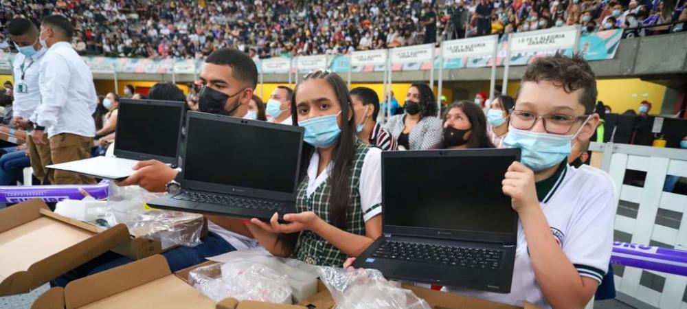 Con la entrega de 5.500 Computadores Futuro inició el programa de la transformación educativa más grande de Medellín