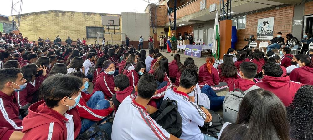 Comunidad educativa de los 12 colegios oficiales de la comuna 1-Popular recibe pedagogía sobre Computadores Futuro