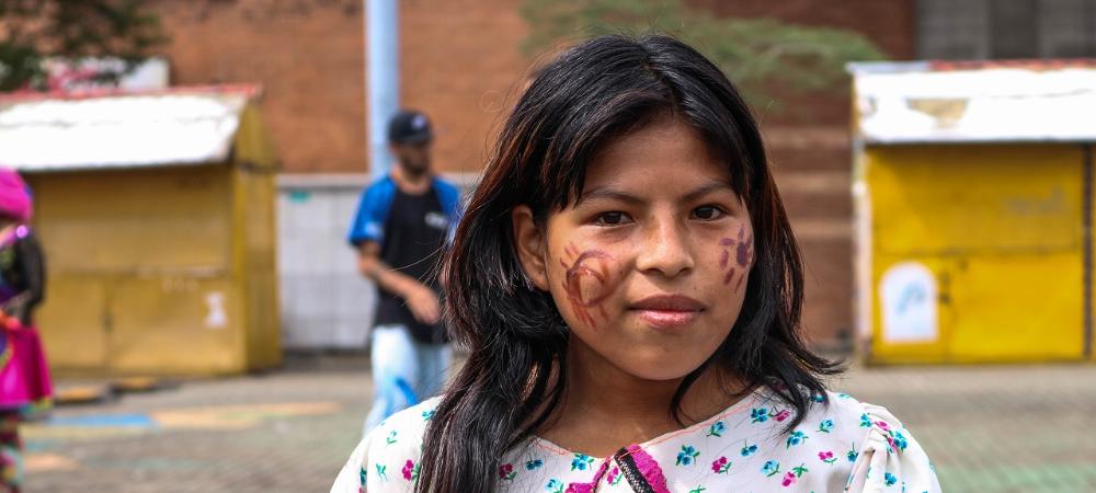 Una Unidad Móvil recorre las calles de Medellín llevando esperanza a la población indígena