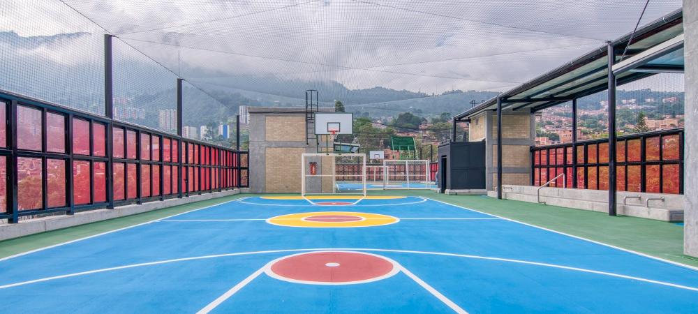 Imponente y colorida, así quedó la Sección Escuela Alejandro Echavarría entregada a los habitantes de la comuna 9