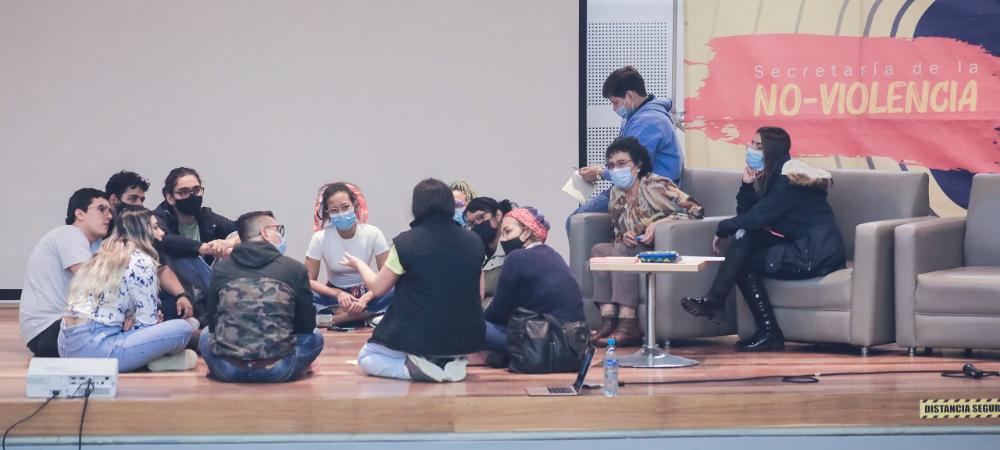 73 integrantes de Iniciativas de Paz de Medellín se forman en historia del conflicto armado y construcción de paz