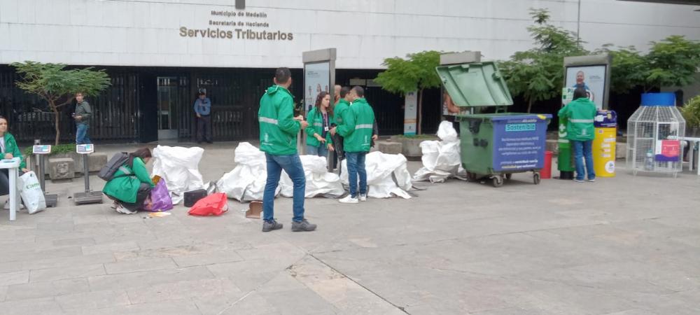 1.280 kilos de residuos aprovechables fueron recolectados en jornada especial de reciclatón en la Alcaldía de Medellín
