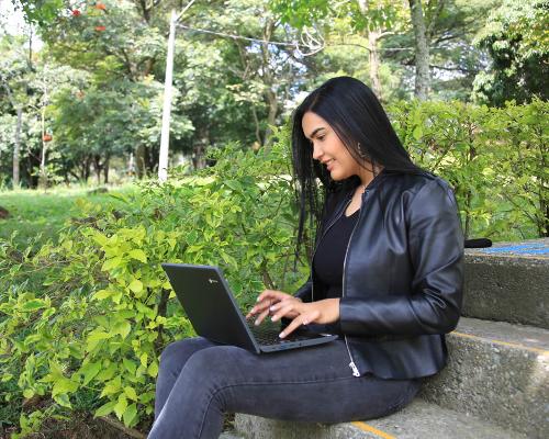 2.379 estudiantes de instituciones de educación superior de Medellín  recibieron los nuevos Computadores Futuro Universidades