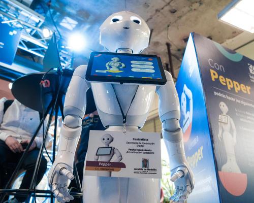 Los robots 'Pepper' y 'James' llegan a las taquillas de la Alcaldía de Medellín  para facilitar los trámites de los ciudadanos