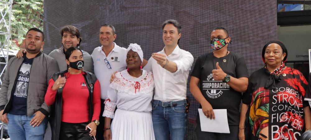 Las escaleras eléctricas de la comuna 13 ahora funcionan con energía generada por 56 paneles solares