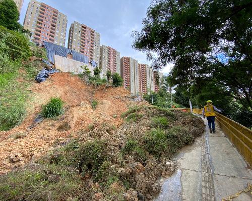 La Alcaldía de Medellín atiende y hace seguimiento al movimiento en masa que se registró en la unidad residencial Atavanza, en Rodeo Alto
